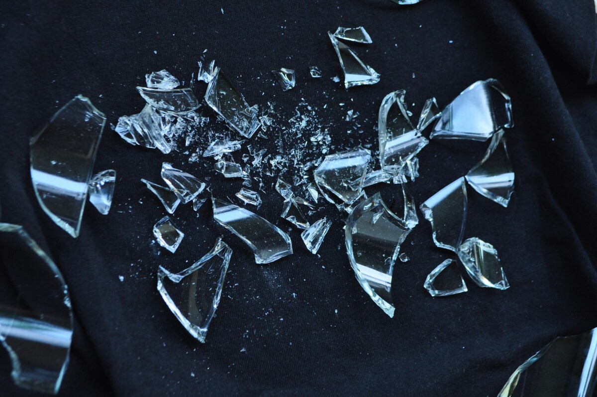 marcelabr broken glass 1818066 1920